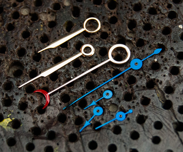 Restauración pulido y dorado juego agujas taller relojería Danafi