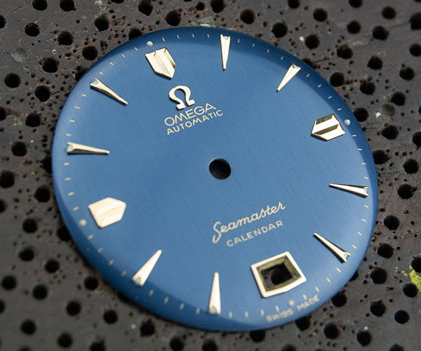 Esfera de reloj Omega Seamaster Calendar cambio de color de plateado a azul