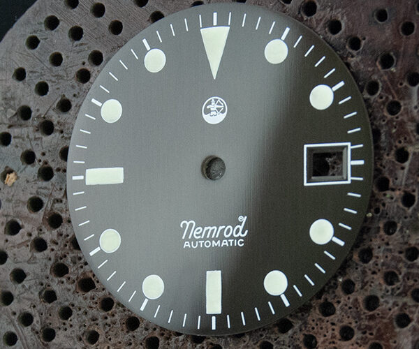Restauración esfera de reloj Nemrod. Fondo negro e índices con SuperLuminova.