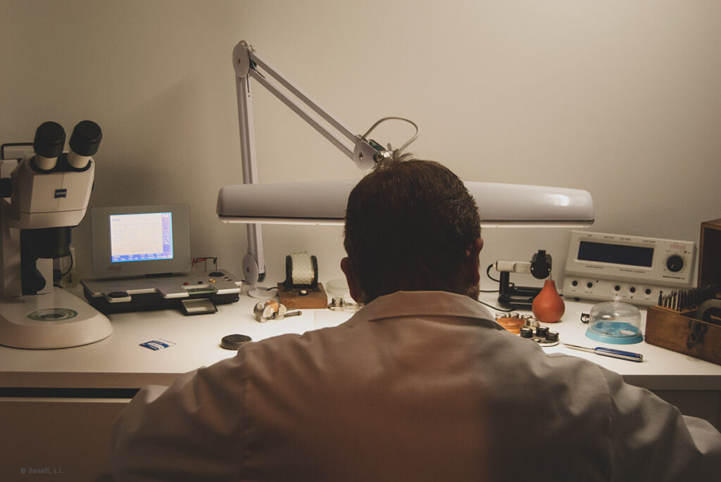 TALLER DE RELOJERÍA. SERVICIO TÉCNICO RELOJERO EN BARCELONA. REPARAR MÁQUINA. CAMBIO DE PILA A RELOJ