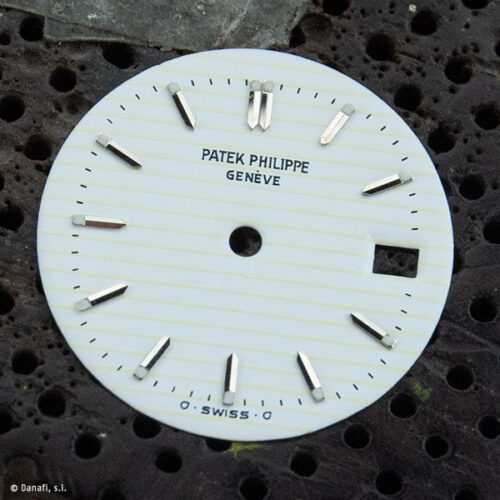 Nautilus de Patek Philippe: esfera de reloj restaurada por Danafi, Barcelona. Bastones índices con SuperLuminova