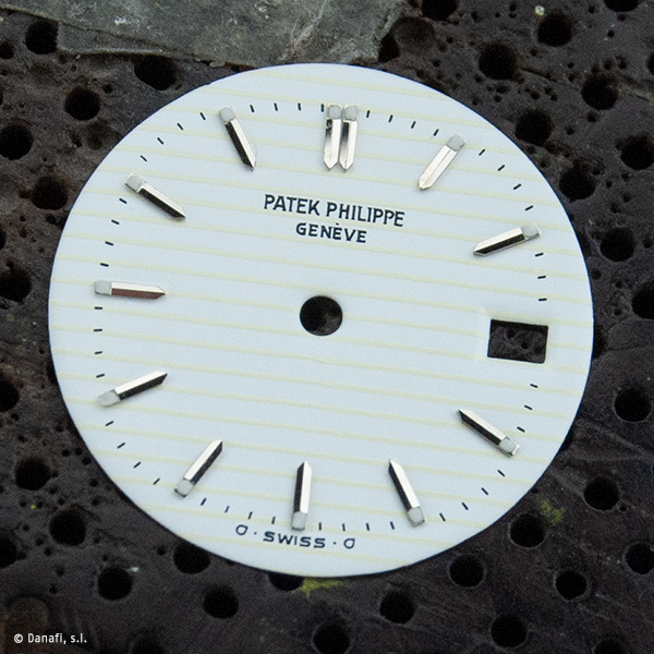 Nautilus de Patek Philippe: esfera de reloj restaurada por Danafi, Barcelona. Bastones índices con SuperLuminova