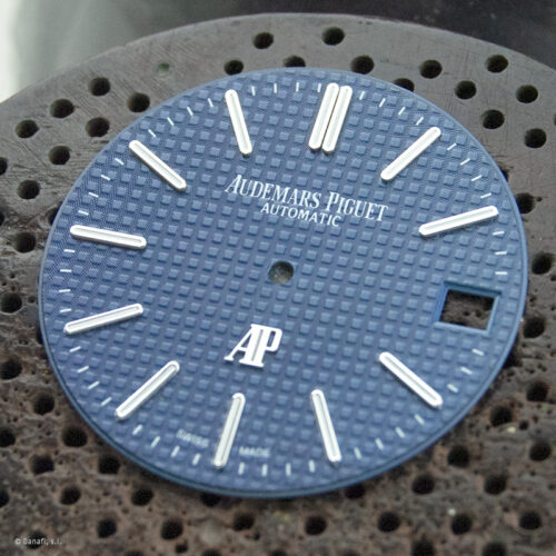 Audemars Piguet ref. 15202. Restauración esfera / dial / cuadrante de reloj Audemars Piguet en color azul y bastones con SuperLuminova.