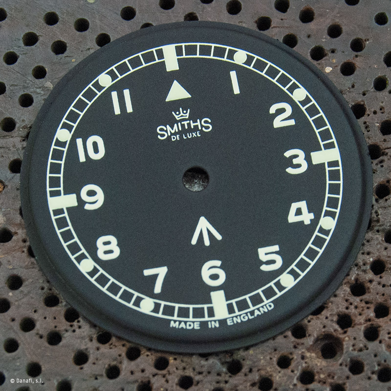 Smiths De Luxe: Esfera de reloj militar restaurada por Danafi