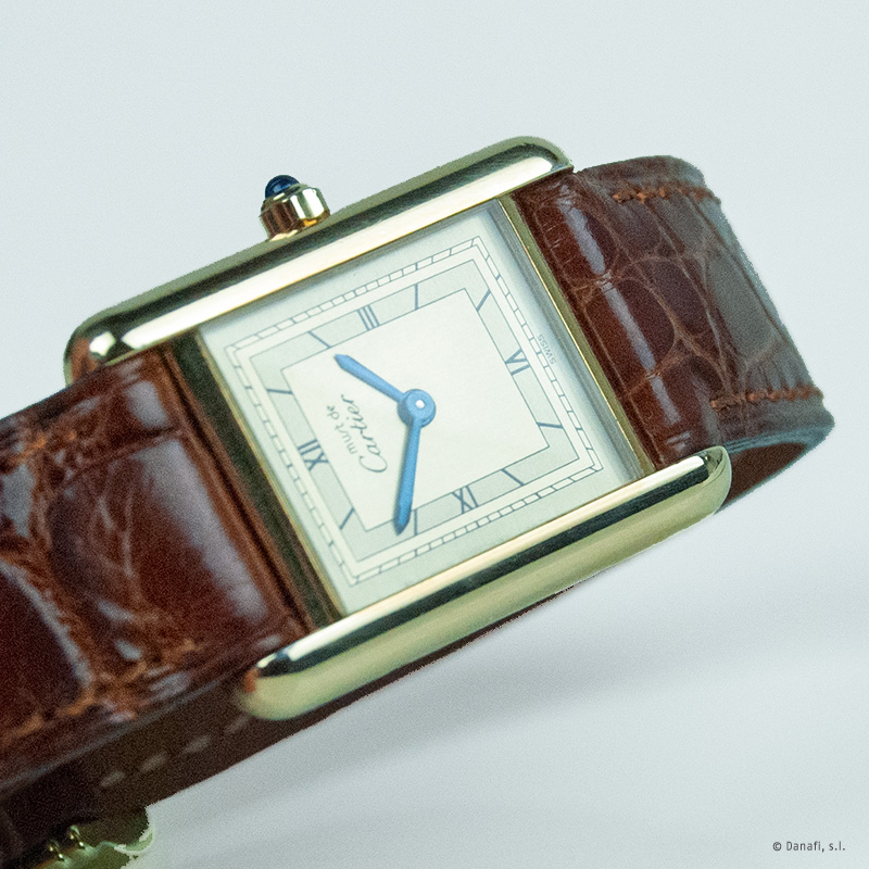 Cartier: Servicio de mantenimiento y cambio de pilar reloj.
