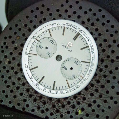 Cuadrante Omega cal 320: Restauración esfera de reloj crono. Taller Danafi en Barcelona.