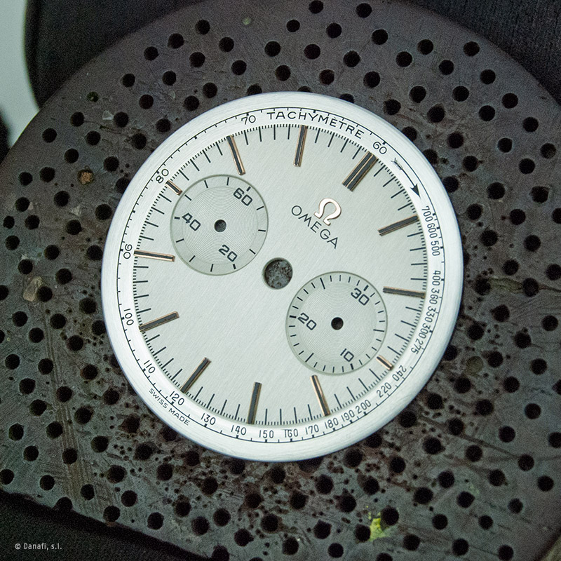 Cuadrante Omega cal 320: Restauración esfera de reloj crono. Taller Danafi en Barcelona.